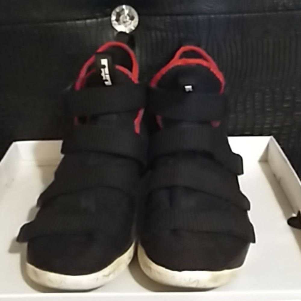Nikes - Picture 2 of 4